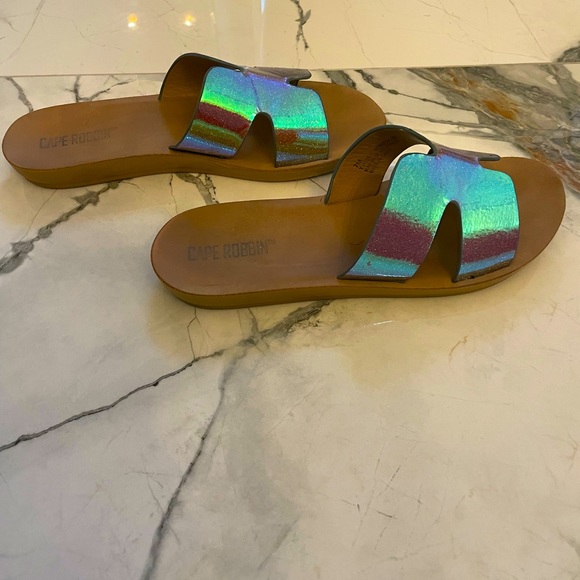 Sz 7 Cape Robbin “Oran” styled slippers Iridescent color - Picture 2 of 4